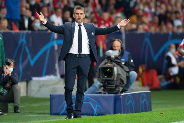 Head coach Jocelyn Gourvennec of Lille OSC gestures during the UEFA Champions League group G match between Lille OSC and VfL Wolfsburg at Stade...