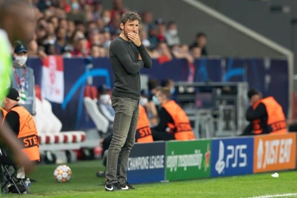 Head coach Mark van Bommel of VfL Wolfsburg looks on during the UEFA Champions League group G match between Lille OSC and VfL Wolfsburg at Stade...