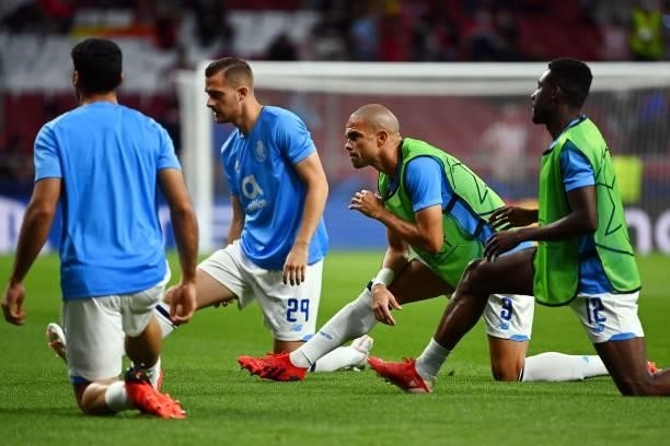 Porto's Nigerian defender Zaidu Sanusi , FC Porto's Portuguese defender Pepe and FC Porto's Spanish forward Toni Martinez warm up before the UEFA...