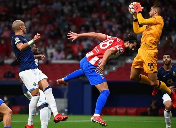 Porto's Portuguese goalkeeper Diogo Costa makes a save in front of Atletico Madrid's Brazilian defender Felipe during the UEFA Champions League first...