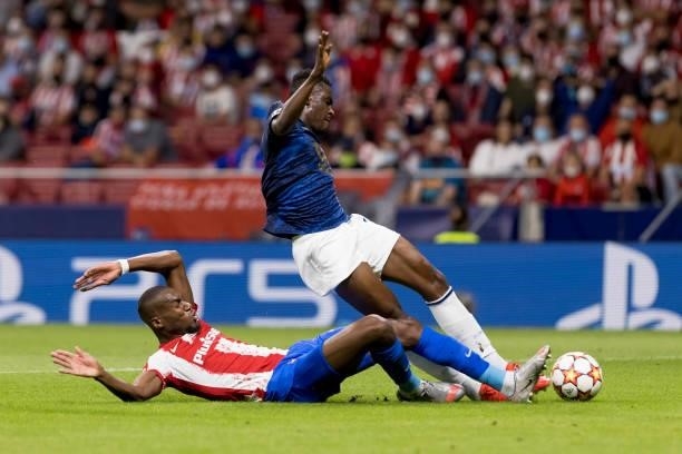 Geoffrey Kondogbia of Atletico de Madrid and Zaidu of FC Porto battle for the ball during the UEFA Champions League group B match between Atletico...