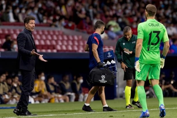 Head coach Diego Simeone of Atletico de Madrid and goalkeeper Jan Oblak of Atletico de Madrid talk during the UEFA Champions League group B match...
