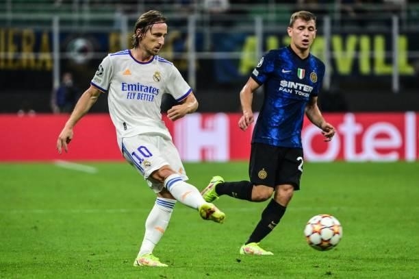 Real Madrid's Croatian midfielder Luka Modric passes the ball past Inter Milan's Italian midfielder Nicolo Barella during the UEFA Champions League...