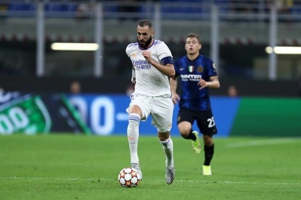 Karim Benzema of Real Madrid CF controls the ball during the UEFA Champions League group D match between Inter and Real Madrid at Giuseppe Meazza...