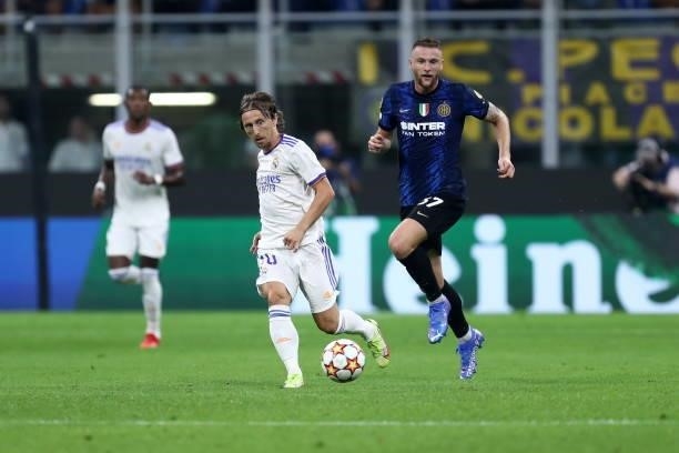 Luka Modric of Real Madrid CF controls the ball during the UEFA Champions League group D match between Inter and Real Madrid at Giuseppe Meazza...