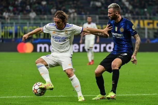 Real Madrid's Croatian midfielder Luka Modric holds back Inter Milan's Croatian midfielder Marcelo Brozovic during the UEFA Champions League Group D...