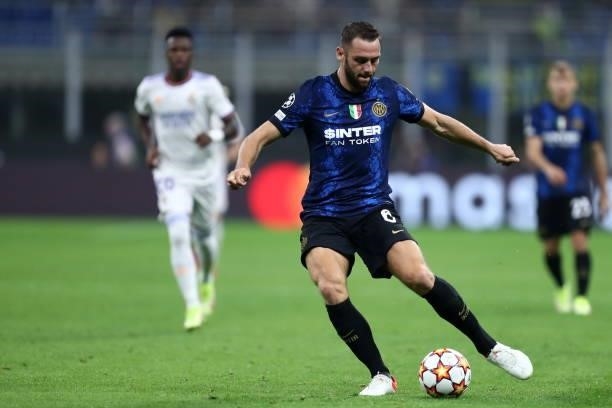 Stefan de Vrij of FC Internazionale controls the ball during the UEFA Champions League group D match between Inter and Real Madrid at Giuseppe Meazza...