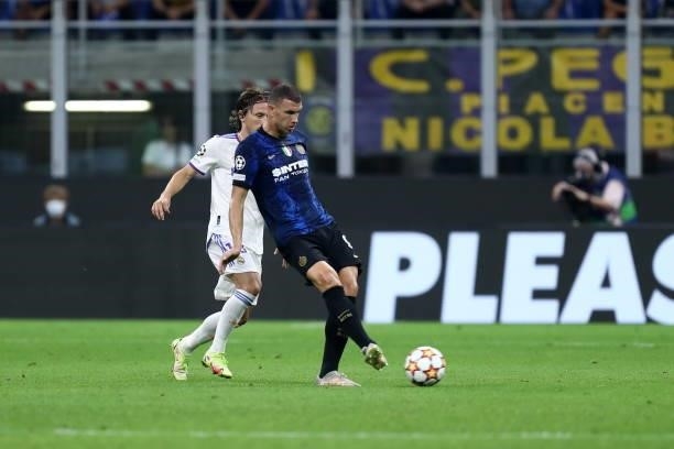 Edin Dzeko of FC Internazionale battle for the ball during the UEFA Champions League group D match between Inter and Real Madrid at Giuseppe Meazza...