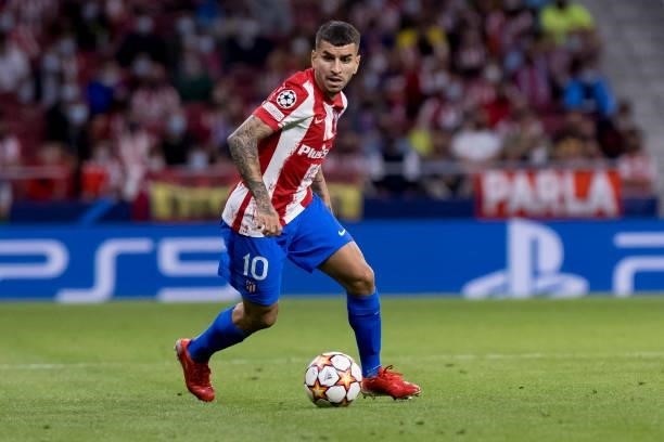 Angel Correa of Atletico de Madrid controls the ball during the UEFA Champions League group B match between Atletico Madrid and FC Porto at Wanda...