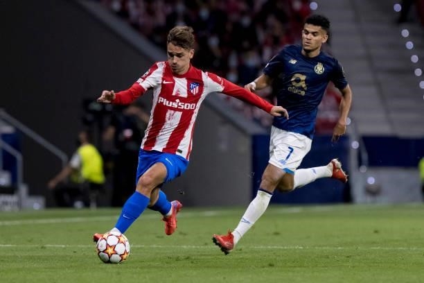 Antoine Griezmann of Atletico de Madrid and Luis Diaz of FC Porto battle for the ball during the UEFA Champions League group B match between Atletico...