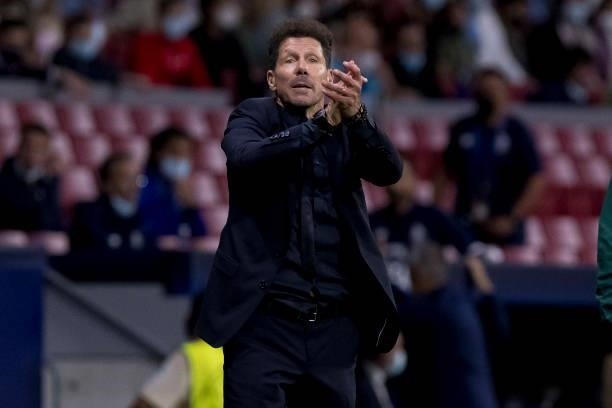 Head coach Diego Simeone of Atletico de Madrid gestures during the UEFA Champions League group B match between Atletico Madrid and FC Porto at Wanda...