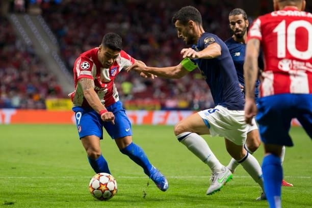 Luis Suarez of Atletico de Madrid and Ivan Marcano of FC Porto battle for the ball during the UEFA Champions League group B match between Atletico...