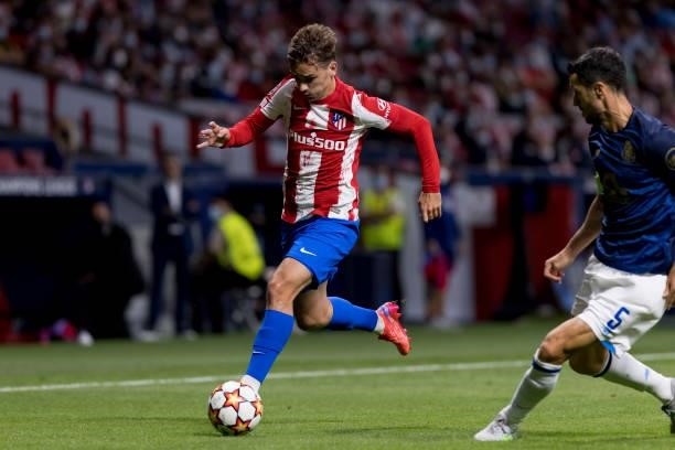 Antoine Griezmann of Atletico de Madrid and Ivan Marcano of FC Porto battle for the ball during the UEFA Champions League group B match between...