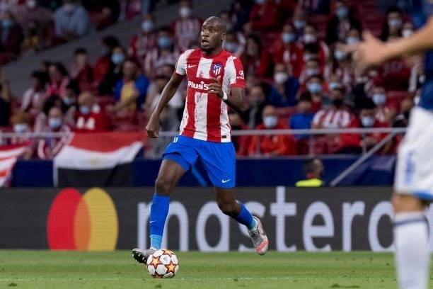 Geoffrey Kondogbia of Atletico de Madrid controls the ball during the UEFA Champions League group B match between Atletico Madrid and FC Porto at...