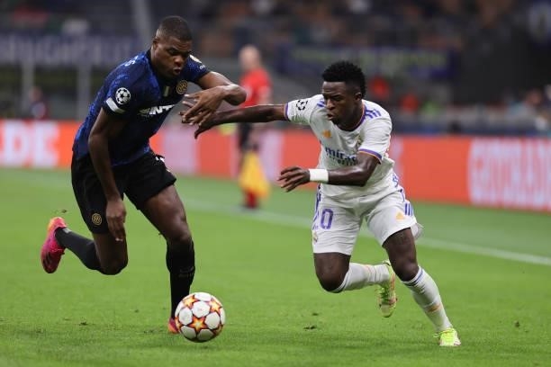 Vinicius Junior of Real Madrid CF fights for the ball against Denzel Dumfries of FC Internazionale during the UEFA Champions League 2021/22 Group...