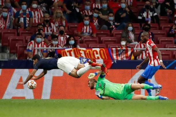 Mehdi Taremi of FC Porto in action with Jan Oblak of Atletico de Madrid during the UEFA Champions League match between Atletico de Madrid and FC...