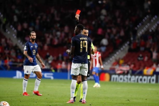 The referee shows Red card to Mbemba of FC Porto during the UEFA Champions League match between Atletico de Madrid and FC Porto at Wanda...