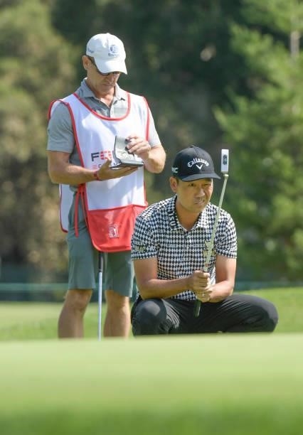 Kevin Na lines his putt on the seventh hole during the first round of the Fortinet Championship at Silverado Resort and Spa North on September 16,...