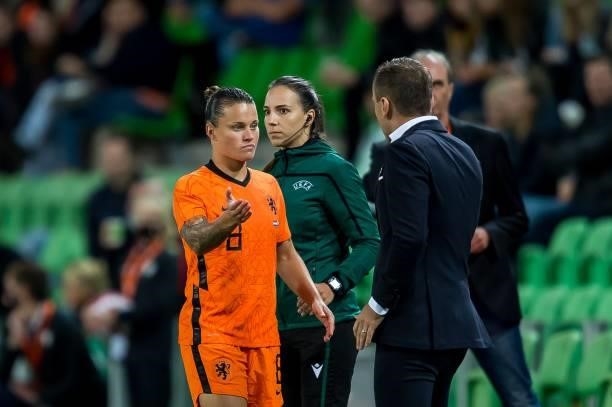 Sherida Spitse of the Netherlands, Holland trainer/coach Mark Parsons during the World Cup qualifier match between the Netherlands and the Czech...
