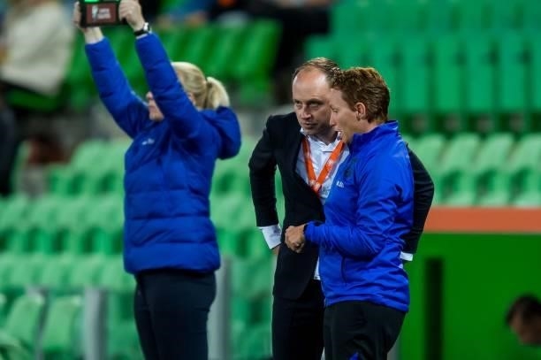 Holland trainer/coach Mark Parsons, Holland assistant coach Jessica Torny during the World Cup qualifier match between the Netherlands and the Czech...