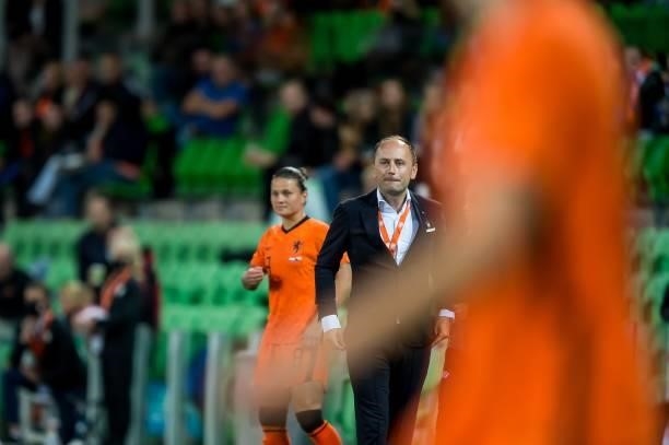 Sherida Spitse of the Netherlands, Holland trainer/coach Mark Parsons during the World Cup qualifier match between the Netherlands and the Czech...