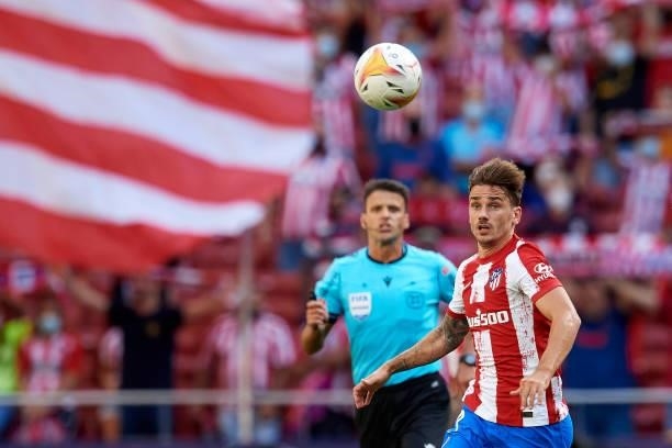 Antoine Griezmann of Atletico Madrid runs with the ball during the La Liga Santander match between Club Atletico de Madrid and Athletic Club at...