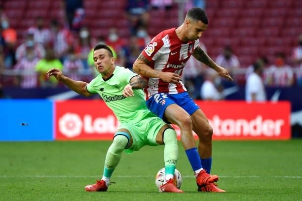 Athletic Bilbao's Spanish forward Alex Berenguer vies with Atletico Madrid's Spanish defender Mario Hermoso during the Spanish League football match...