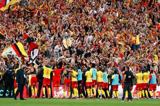 Seko Fofana and all the players of RC Lens celebrate with the fans the victory of the Ligue 1 Uber Eats match between Lens and Lille at Stade...