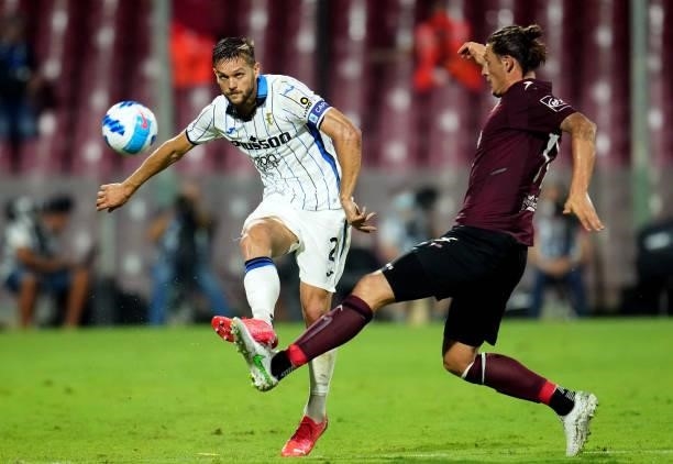 Rafael Toloi of Atalanta BC competes for the ball with Milan uric of US Salernitana in action ,during the Serie A match between US Salernitana v...