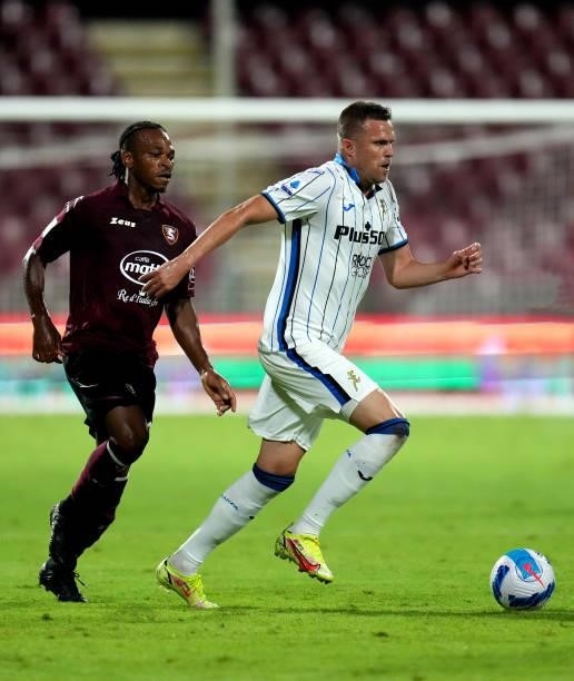 Josip Ilicic of Atalanta BC competes for the ball with Joel Obi of US Salernitana in action ,during the Serie A match between US Salernitana v...