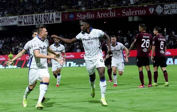 Duvan Zapata of Atalanta BC celebrates with his team mates after scores his goal ,during the Serie A match between US Salernitana v Atalanta BC at...
