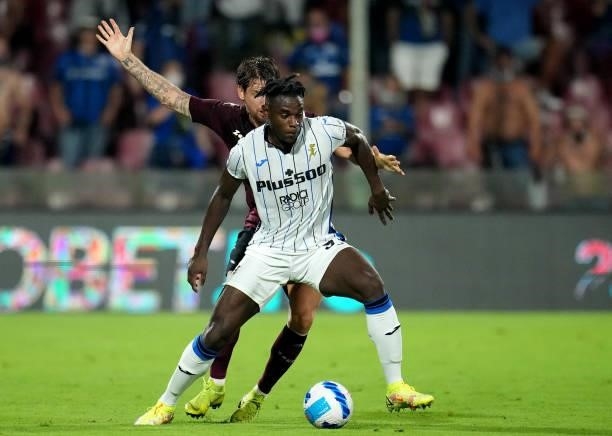 Duvan Zapata of Atalanta BC competes for the ball with Stefan Strandberg of US Salernitana in action ,during the Serie A match between US Salernitana...
