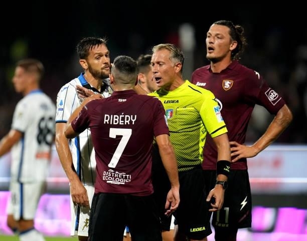 Frank Ribery of US Salernitana and Rafael Toloi of Atalanta BC argues with the referee Paolo Valeri ,during the Serie A match between US Salernitana...