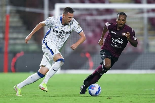 Joel Obi of US Salernitana 1919 and Josip Ilicic of Atalanta BC compete for the ball during the Serie A match between US Salernitana 1919 and...