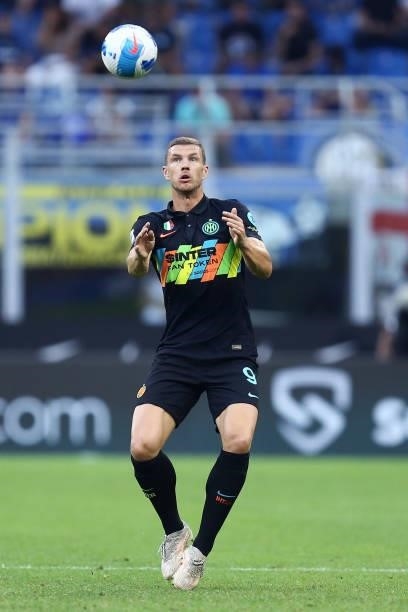 Edin Dzeko of FC Internazionale controls the ball during the Serie A match between FC Internazionale and Bologna FC at Stadio Giuseppe Meazza on...