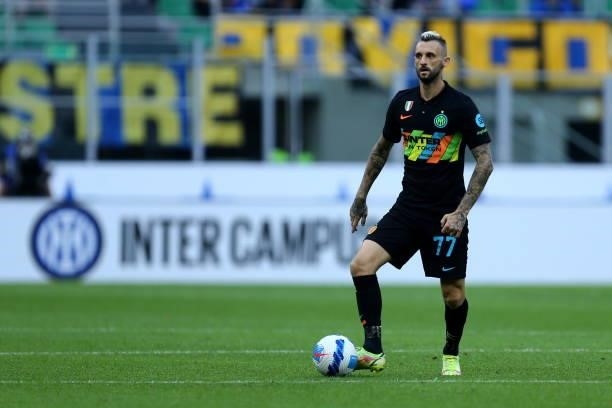 Marcelo Brozovic of FC Internazionale controls the ball during the Serie A match between FC Internazionale and Bologna FC at Stadio Giuseppe Meazza...