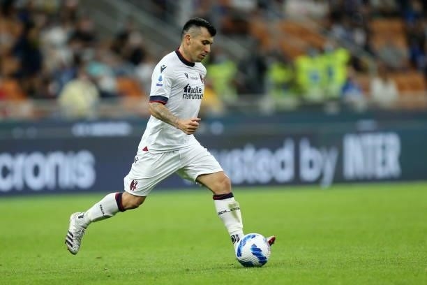 Gary Medel of Bologna Fc controls the ball during the Serie A match between FC Internazionale and Bologna FC at Stadio Giuseppe Meazza on September...