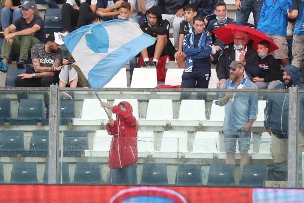Fan of Empoli FC waves a flag during the Serie A match between Empoli FC and UC Sampdoria at Stadio Carlo Castellani on September 19, 2021 in Empoli,...