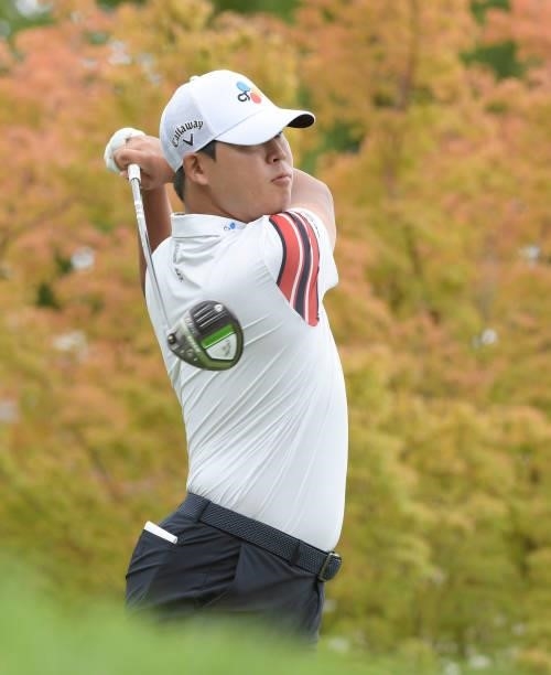 Si Woo Kim of Korea plays his tee shot on the first hole during the third round of the Fortinet Championship at Silverado Resort and Spa North on...