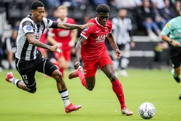 Noah Fadiga of Heracles Almelo, Ernest Poku of AZ during the Dutch Eredivisie match between Heracles Almelo and PSV Eindhoven at the Erve Asito...
