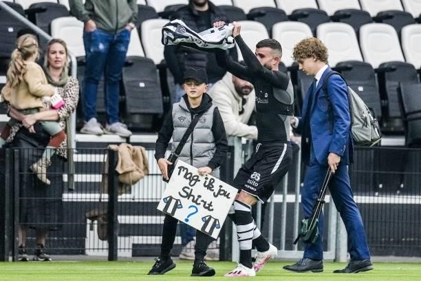 Rai Vloet of Heracles Almelo hands his shirt to a young fan during the Dutch Eredivisie match between Heracles Almelo and PSV Eindhoven at the Erve...