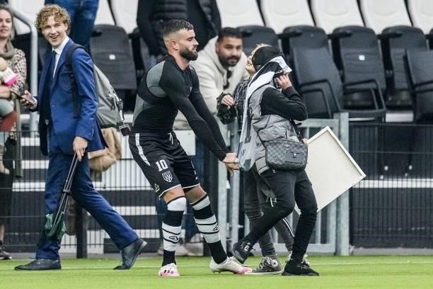 Rai Vloet of Heracles Almelo hands his shirt to a young fan during the Dutch Eredivisie match between Heracles Almelo and PSV Eindhoven at the Erve...