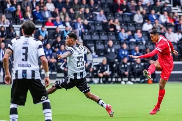 Tijjani Reijnders of AZ scores the 2-2 during the Dutch Eredivisie match between Heracles Almelo and PSV Eindhoven at the Erve Asito Stadium on...