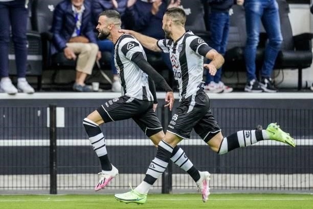 Rai Vloet of Heracles Almelo celebrates the 3-2 score during the Dutch Eredivisie match between Heracles Almelo and PSV Eindhoven at the Erve Asito...