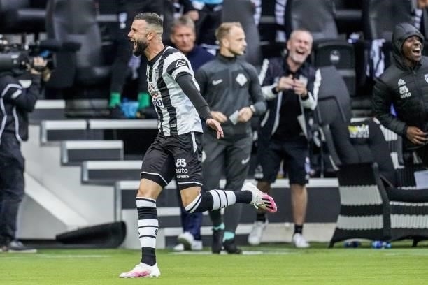 Rai Vloet of Heracles Almelo celebrates the 3-2 score during the Dutch Eredivisie match between Heracles Almelo and PSV Eindhoven at the Erve Asito...