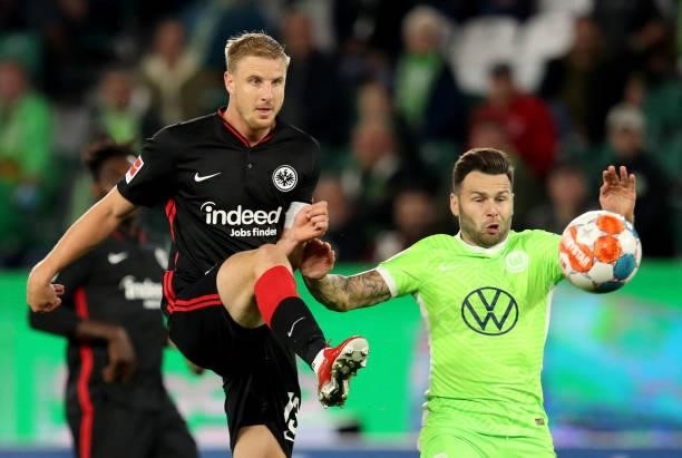 Frankfurt's German defender Martin Hinteregger and Wolfsburg's Swiss midfielder Renato Steffen vie for the ball during the German first division...
