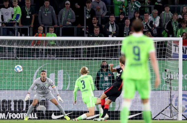 Frankfurt's Dutch midfielder Sam Lammers scores the 0-1 during the German First division Bundesliga football match VfL Wolfsburg vs Eintracht...