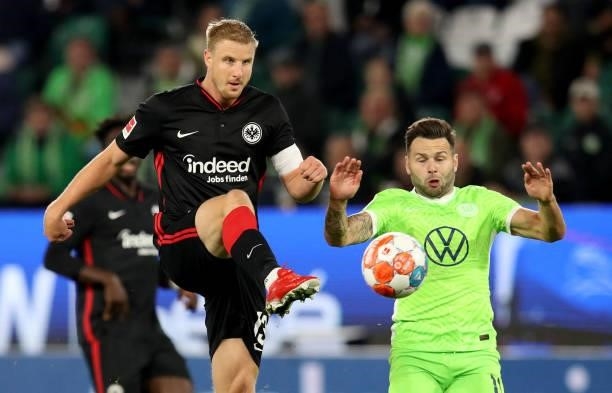 Frankfurt's German defender Martin Hinteregger and Wolfsburg's Swiss midfielder Renato Steffen vie for the ball during the German first division...