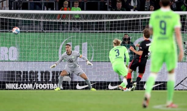 Frankfurt's Dutch midfielder Sam Lammers scores the 0-1 against Wolfsburg's Belgian goalkeeper Koen Casteels during the German First division...