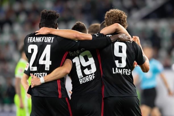 Sam Lammers of Eintracht Frankfurt celebrates after scoring his team's first goal with teammates during the Bundesliga match between VfL Wolfsburg...